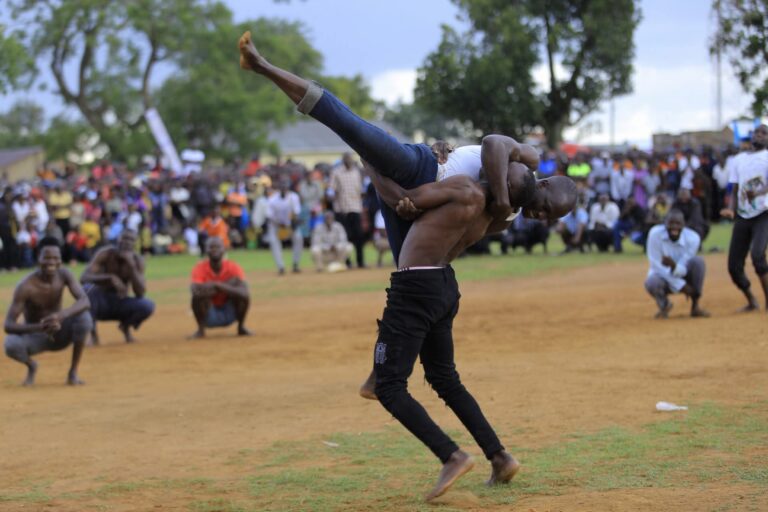 An Ekigwo / Okumeggana wrestler lifts his opponent during a throw.